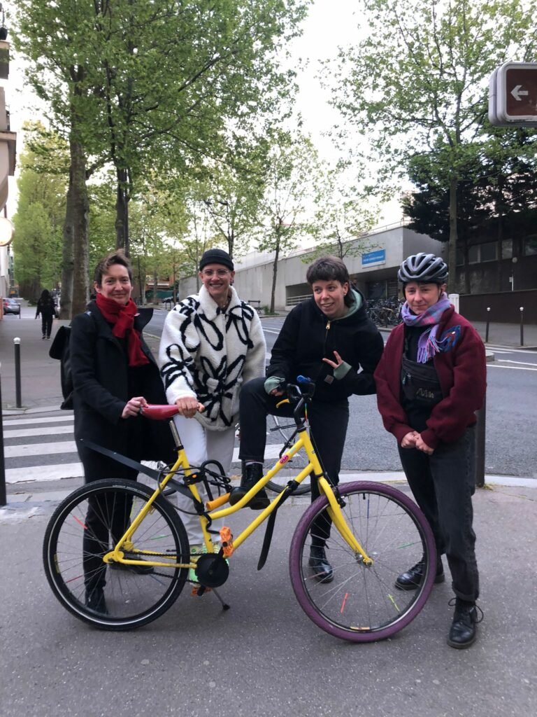 Sophie & Isabelle de Gouinement Lundi avec Marie Patouillet et Margot dehors devant un vélo